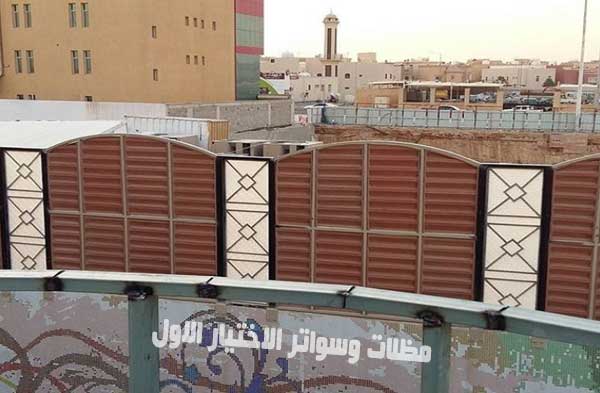 سواتر خشب مجدول بفواصل من اللكسان الشفاف والحديد المشغول