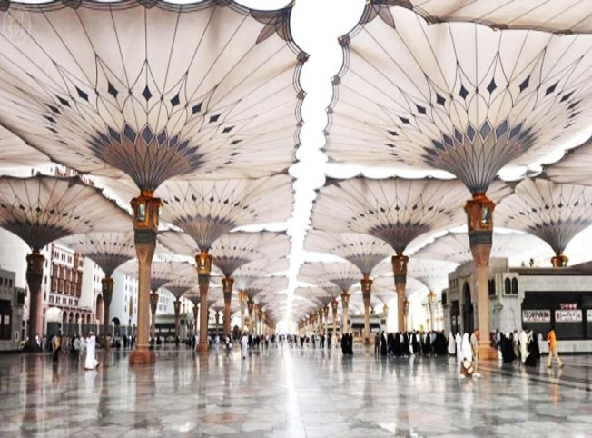تغطي المظلات وعددها 250 مظلة مساحة 143 ألف متر مربع من ساحات الحرم النبوي